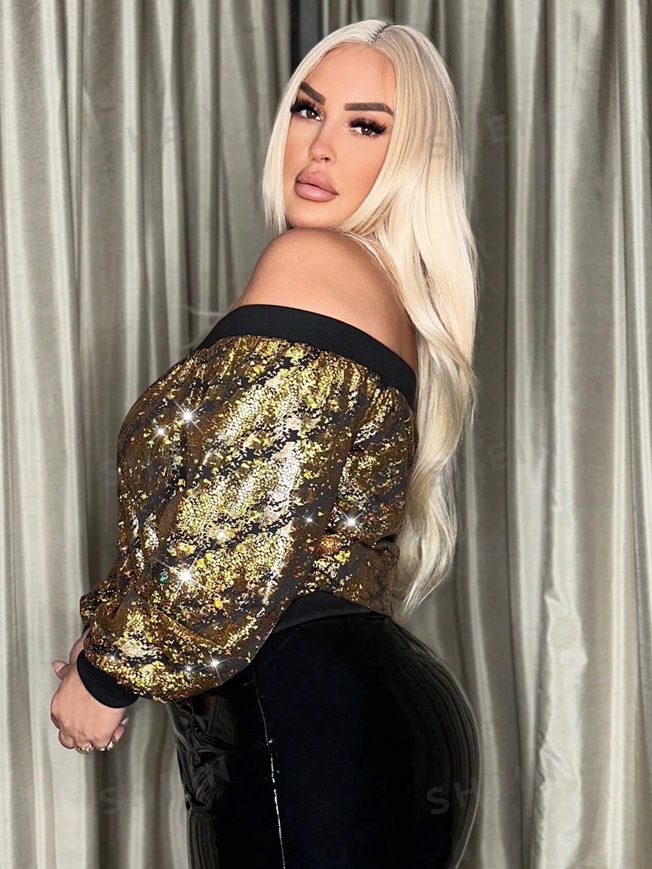 model side profil posing with a Plus size gold sequin jacket for a product picture